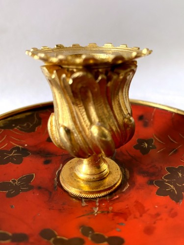XVIIIe siècle - Bougeoir à main en laque de Chine et bronze doré au C couronné