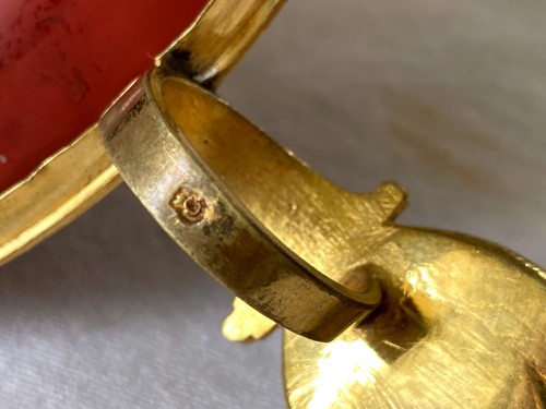 Bougeoir à main en laque de Chine et bronze doré au C couronné - Louis XV