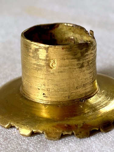 Antiquités - Bougeoir à main en laque de Chine et bronze doré au C couronné