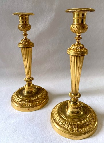 XVIIIe siècle - Paire de chandeliers Directoire en bronze doré