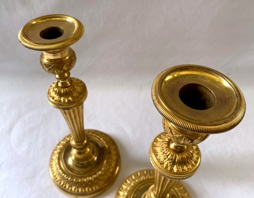 Antiquités - Pair of gilt bronze Directoire candlesticks