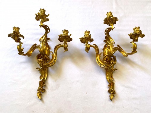 Paire d'applique Louis XV en bronze doré attribué à  Caffieri - Luminaires Style Louis XV