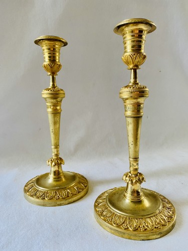 Luminaires Bougeoirs et Chandeliers - Paire de grands flambeaux Directoire en bronze doré