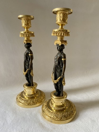 Paire de bougeoirs aux vestales attribués à Thomire - Luminaires Style Directoire