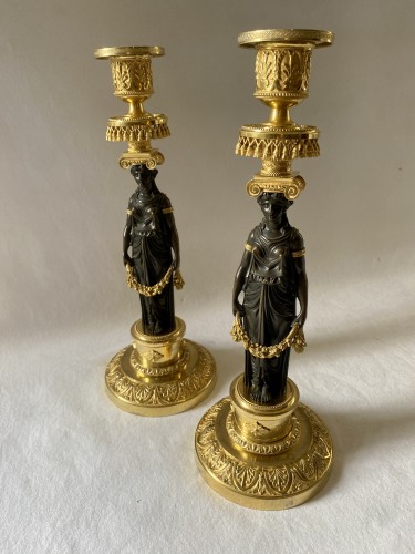 Luminaires Bougeoirs et Chandeliers - Paire de bougeoirs aux vestales attribués à Thomire
