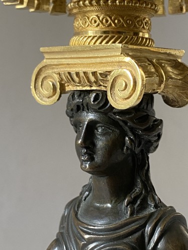 XVIIIe siècle - Paire de bougeoirs aux vestales attribués à Thomire