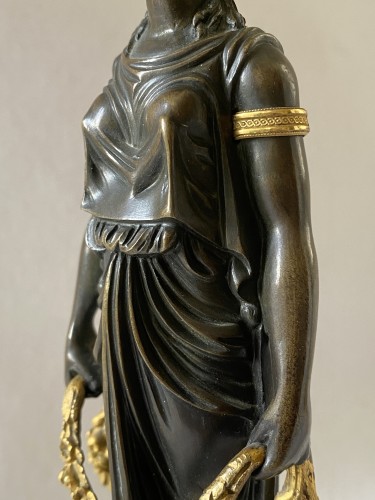 Directoire - Paire de bougeoirs aux vestales attribués à Thomire
