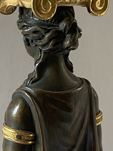 Antiquités - Paire de bougeoirs aux vestales attribués à Thomire