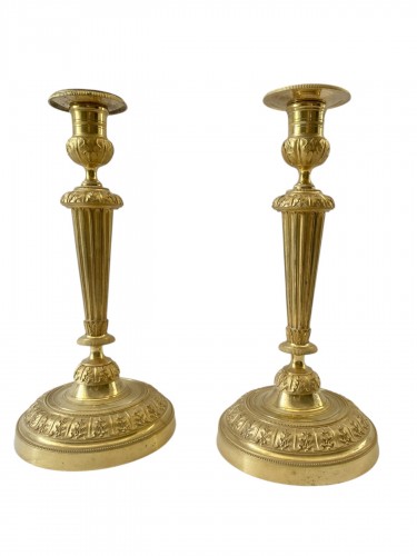 Paire de bougeoirs Louis XVI en bronze doré