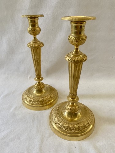 Paire de bougeoirs Louis XVI en bronze doré - Luminaires Style Louis XVI