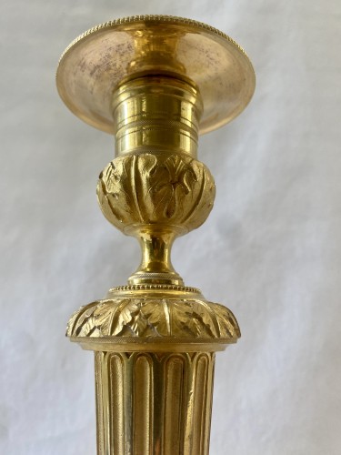XVIIIe siècle - Paire de bougeoirs Louis XVI en bronze doré