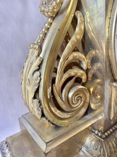Antiquités - Pendule Directoire en bronze doré