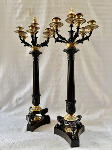 Luminaires Bougeoirs et Chandeliers - Paire de grands candélabres Empire en bronze doré et patiné