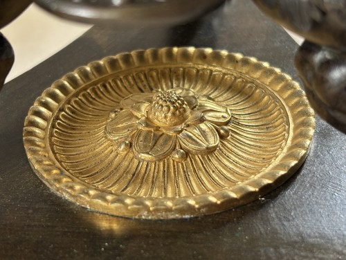 XIXe siècle - Paire de grands candélabres Empire en bronze doré et patiné