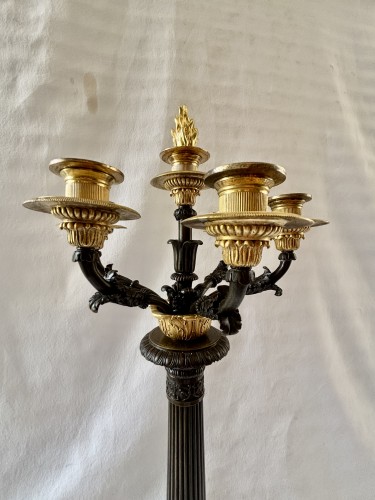 Antiquités - Paire de grands candélabres Empire en bronze doré et patiné
