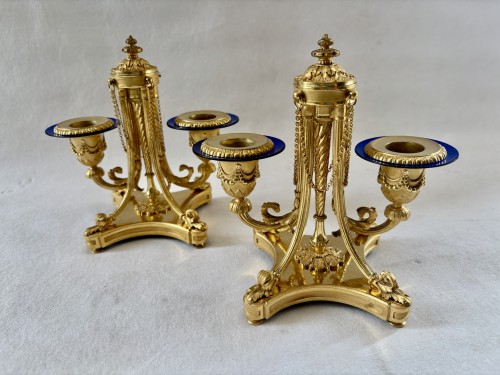 Luminaires Bougeoirs et Chandeliers - Victor Paillard, paire de candélabres en bronze doré