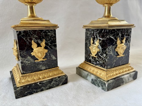 Antiquités - Pair of gilt bronze vases forming potpourri dishes from the Empire period