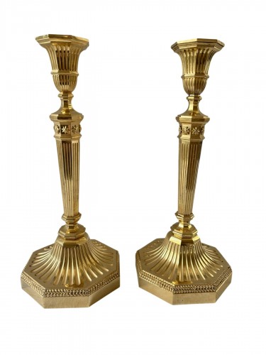 Paire de grands bougeoirs en bronze doré