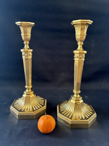 Paire de grands bougeoirs en bronze doré - Luminaires Style Directoire