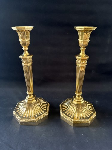 Paire de grands bougeoirs en bronze doré - Jullion Antiquités