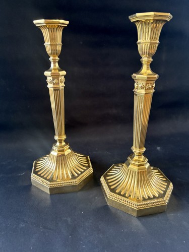 XVIIIe siècle - Paire de grands bougeoirs en bronze doré