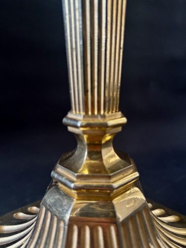 Directoire - Paire de grands bougeoirs en bronze doré