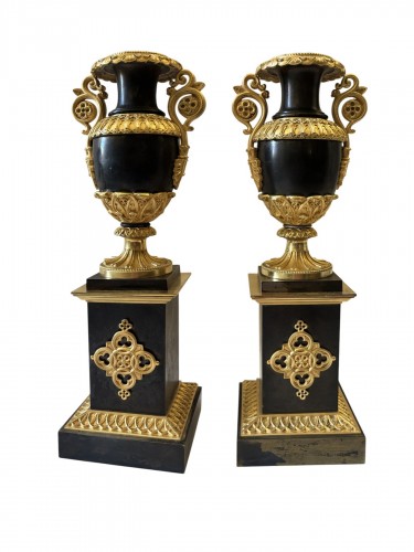 Paire de cassolettes Restauration en bronze doré et patiné