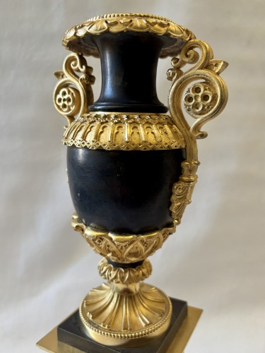 XIXe siècle - Paire de cassolettes Restauration en bronze doré et patiné