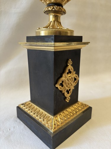 Antiquités - Paire de cassolettes Restauration en bronze doré et patiné