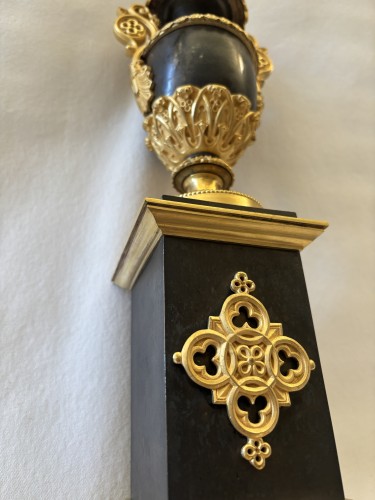 Antiquités - Paire de cassolettes Restauration en bronze doré et patiné