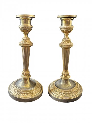 Paire de bougeoirs Louis XVI en bronze doré
