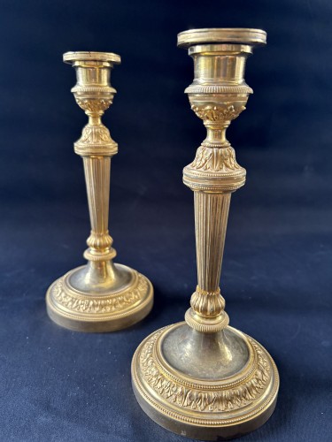 Paire de bougeoirs Louis XVI en bronze doré - Luminaires Style Louis XVI