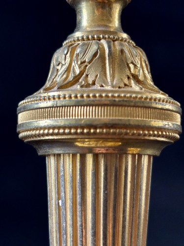 Louis XVI - Paire de bougeoirs Louis XVI en bronze doré