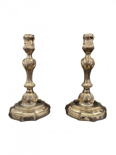 Paire de bougeoirs Louis XV en bronze doré aux armoiries du comte de Jonzac