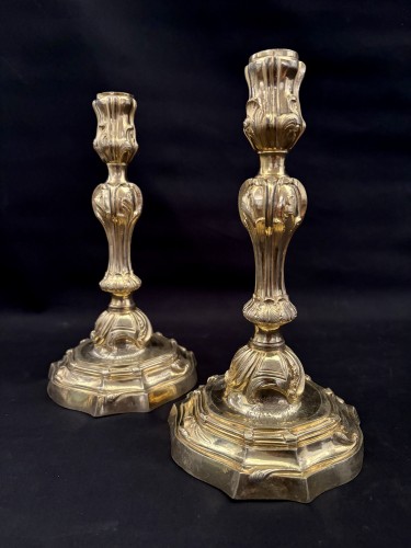 Paire de bougeoirs Louis XV en bronze doré aux armoiries du comte de Jonzac - Luminaires Style Louis XV