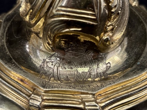 Luminaires Bougeoirs et Chandeliers - Paire de bougeoirs Louis XV en bronze doré aux armoiries du comte de Jonzac