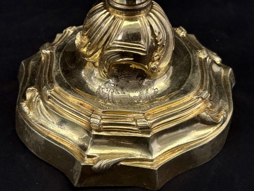 Paire de bougeoirs Louis XV en bronze doré aux armoiries du comte de Jonzac - Jullion Antiquités