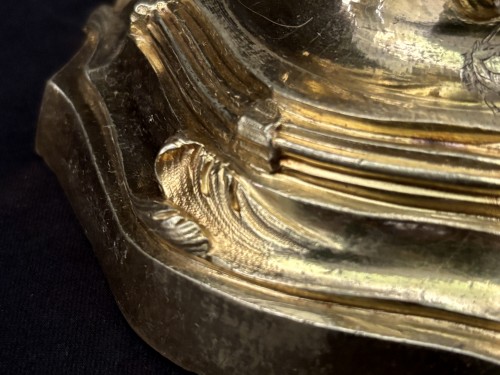 XVIIIe siècle - Paire de bougeoirs Louis XV en bronze doré aux armoiries du comte de Jonzac