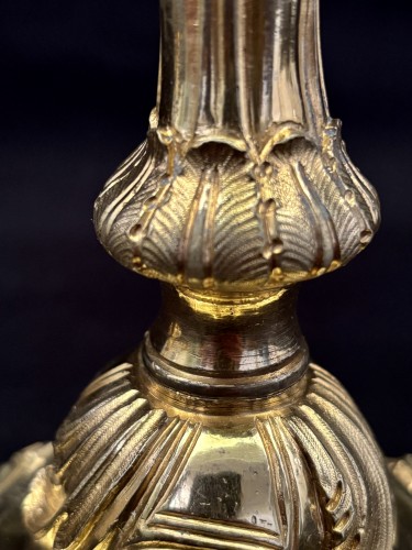 Paire de bougeoirs Louis XV en bronze doré aux armoiries du comte de Jonzac - Louis XV