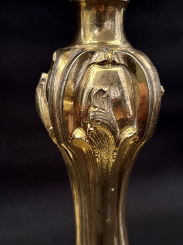 Louis XV - Paire de bougeoirs Louis XV en bronze doré aux armoiries du comte de Jonzac