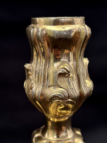 Antiquités - Paire de bougeoirs Louis XV en bronze doré aux armoiries du comte de Jonzac
