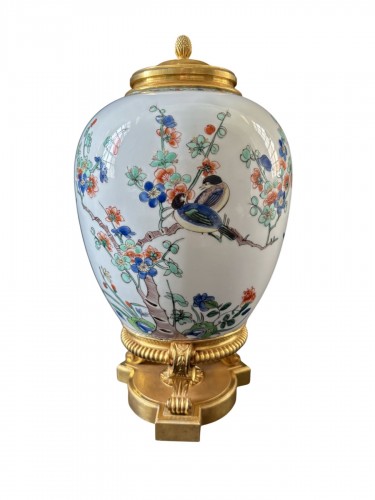 Vase en porcelaine et monture de bronze doré fin 19e