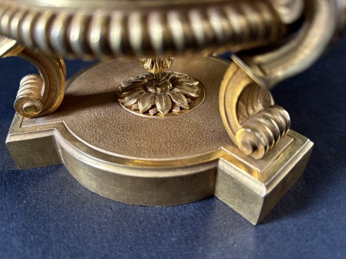 XIXe siècle - Vase en porcelaine et monture de bronze doré fin 19e