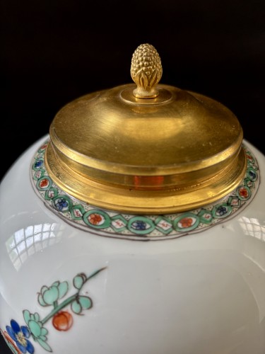 Antiquités - Vase en porcelaine et monture de bronze doré fin 19e