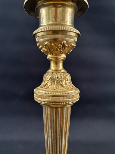 XVIIIe siècle - Paire de bougeoirs Directoire en bronze doré