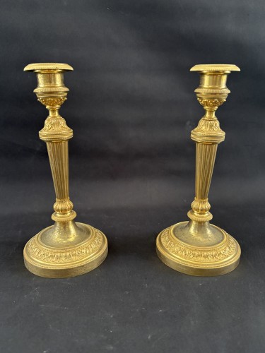 Directoire - Paire de bougeoirs Directoire en bronze doré