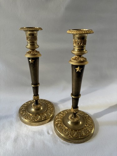 Paire de bougeoirs Empire en bronze doré et patiné - Luminaires Style Empire