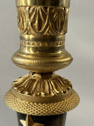 Empire - Paire de bougeoirs Empire en bronze doré et patiné