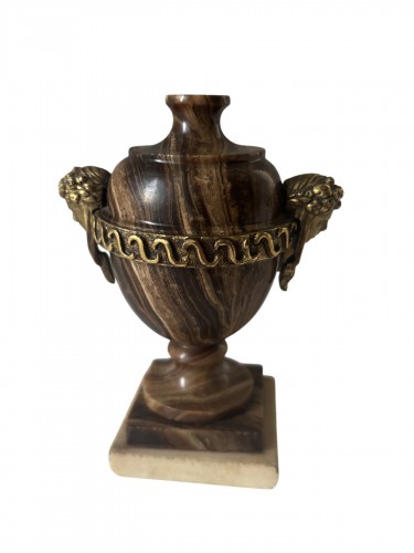 Vase Louis XVI en bois pétrifié et bronze doré