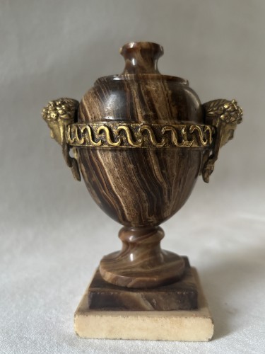 Vase Louis XVI en bois pétrifié et bronze doré - Objet de décoration Style Louis XVI